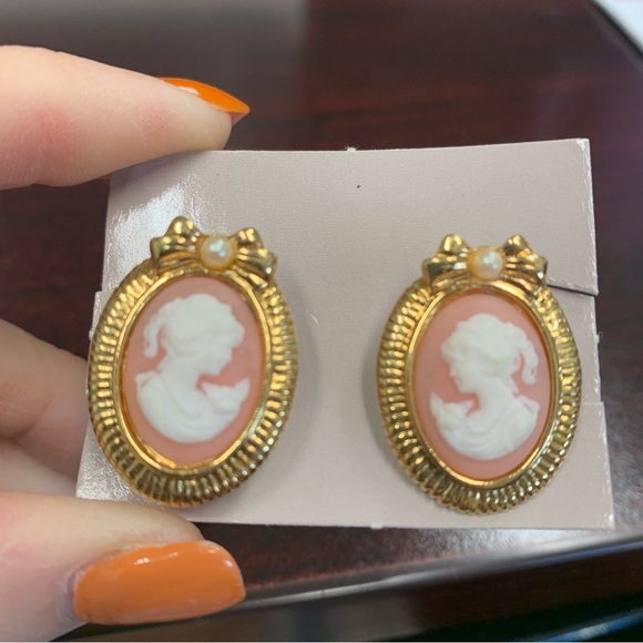 Avon Romantic Portraits Gold and Pink  Cameo clip Earrings.NIB - Picture 4 of 6